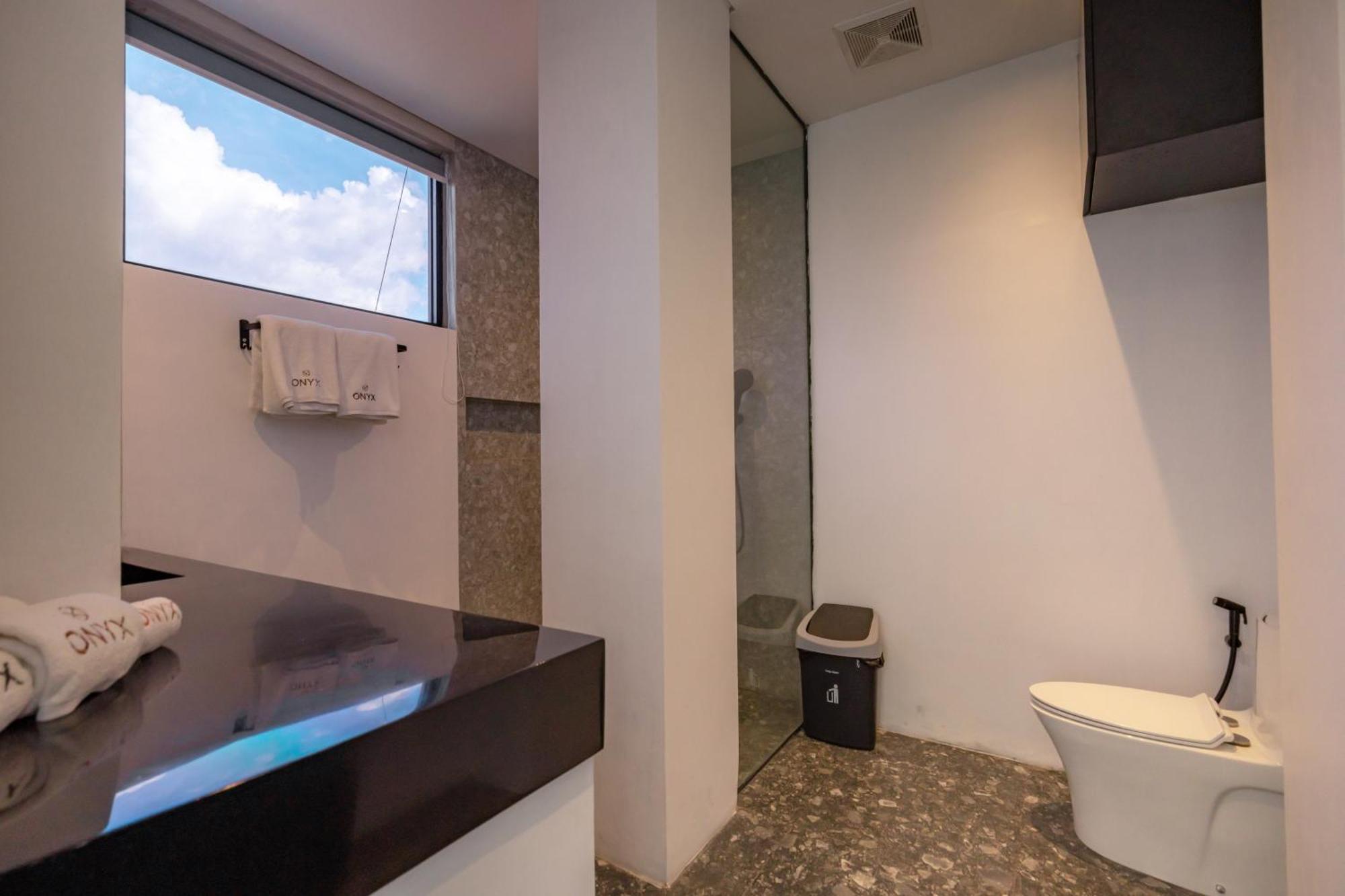 Onyx Beach Hotel Canggu Oda fotoğraf
